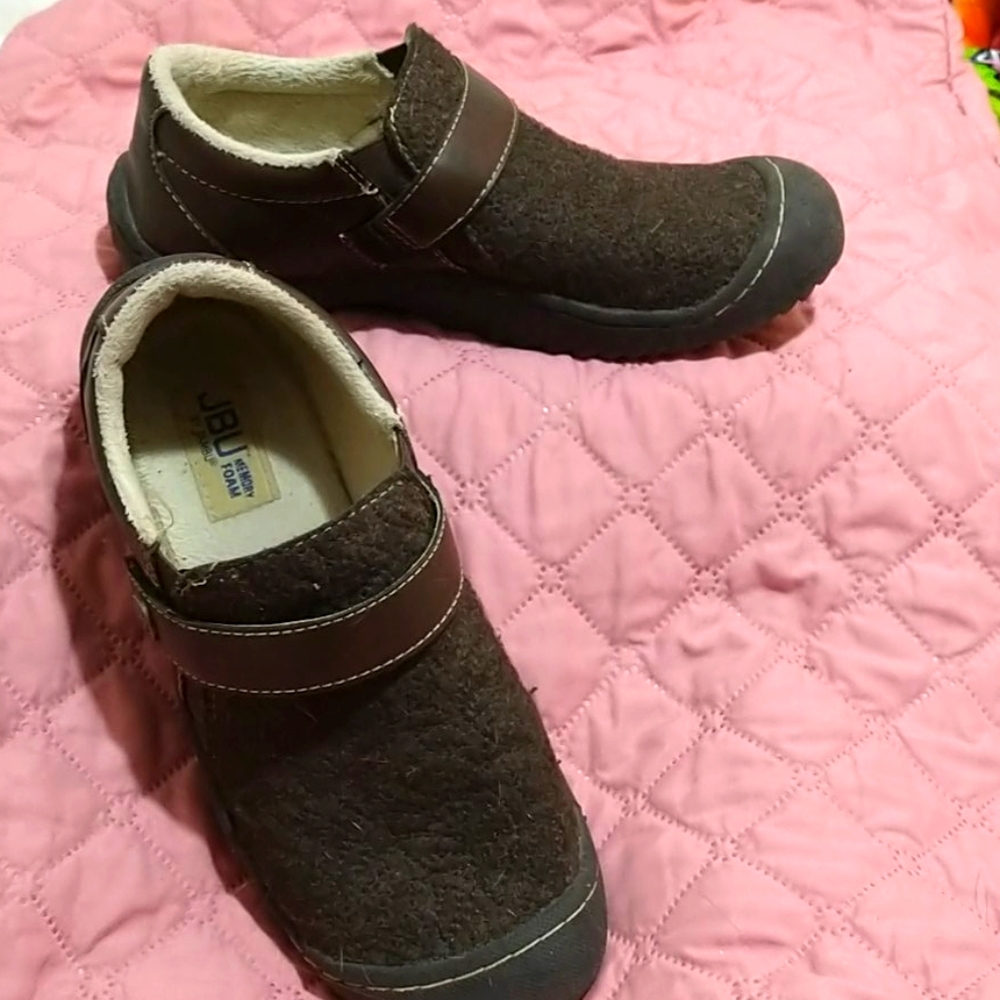 JBU clogs